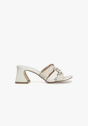 Sandales à talons hauts blanches et beige avec une boucle métallique décorative, en cuir lisse et en daim, design unique de talon en bloc.