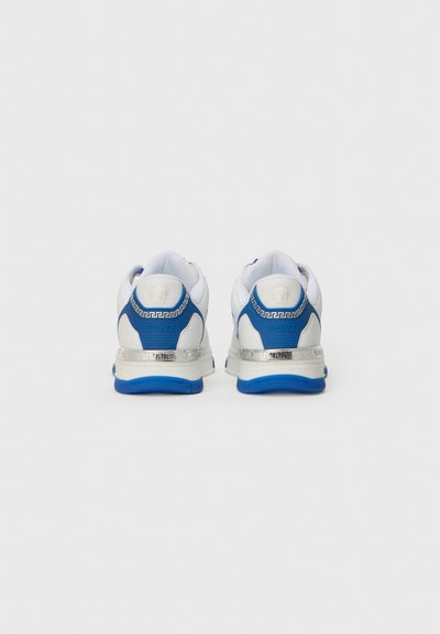 Scarpe da ginnastica bianche con accenti blu, dettagli argento e logo sul tallone. Materiali in rete e sintetici con suola ammortizzata.