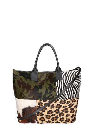 Grand sac fourre-tout avec un design en patchwork comprenant des motifs camouflage, zèbre et léopard, fabriqué à partir de matériaux texturés, avec des accents en cuir noir.