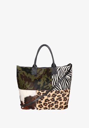 Grand sac fourre-tout avec un design en patchwork comprenant des motifs camouflage, zèbre et léopard, fabriqué à partir de matériaux texturés, avec des accents en cuir noir.