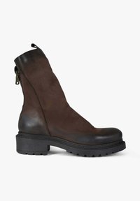 Stivale alla caviglia in pelle marrone con finitura liscia, punta arrotondata, suola in gomma nera e una cerniera laterale per la chiusura.