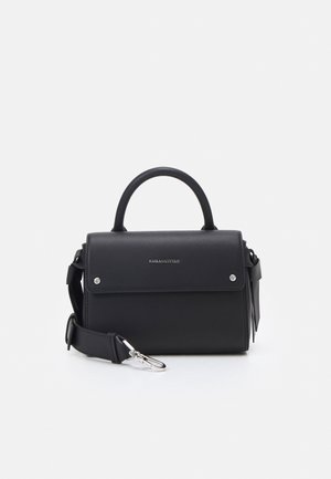 Schwarze strukturierte Handtasche mit Tragegriff oben, vorderer Klappe, silberner Hardware und abnehmbarem Schulterriemen auf schlicht weißem Hintergrund.