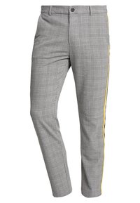 Šedé kárované kalhoty s černými a žlutými pruhy po stranách, s přizpůsobeným střihem, rovnými nohavicemi a zapínáním na jeden přední knoflík.