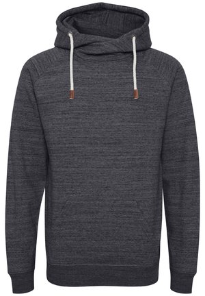 Tumši pelēks kapuce, izgatavota no teksturētas auduma, ar kangaroo kabatu, regulējamām kremveidīgajām auklām un ribotām piedurknēm.