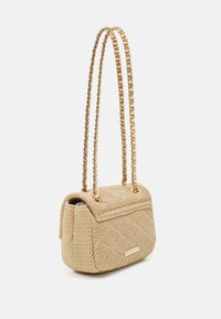 Borsa in tessuto beige intrecciato con superficie testurizzata, forma rettangolare e tracolle in catena dorata. Presenta una chiusura a pattina e una placca con logo metallico.