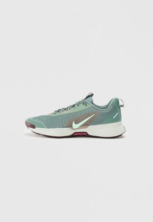 Grøn Nike løbesko med en mesh-overdel, teksturerede detaljer, en hvid mellemsål og røde accenter på sålen og brandingen.