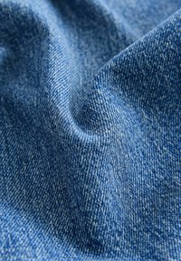 Kesk sinise värviga denimkangas, millel on sile tekstuur, klassikaline toorkangast kudumise muster ja kerge elastaan.