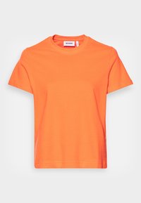 Orange bomulds t-shirt med korte ærmer, rund halsudskæring og en afslappet pasform. Har et mærke i området ved den indre hals.