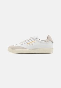 Sneakers bianchi in pelle con accenti in suede grigio chiaro, punta rotonda e suola in gomma color crema. Presentano testo di marca sul lato e lacci beige.