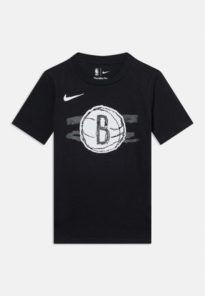 Camiseta negra de manga corta de Nike con un gráfico blanco de baloncesto que incluye una gran "B" y el logo de Nike en la parte superior derecha del pecho.