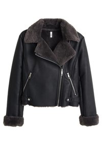 Veste en cuir noir à design court avec un col et des poignets en fausse fourrure grise. Présente une fermeture éclair frontale asymétrique et deux poches zippées.