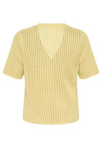 Haut tricoté jaune à manches courtes avec un design texturé et perforé et une ouverture en V dans le dos. Coupe droite et fit décontracté.