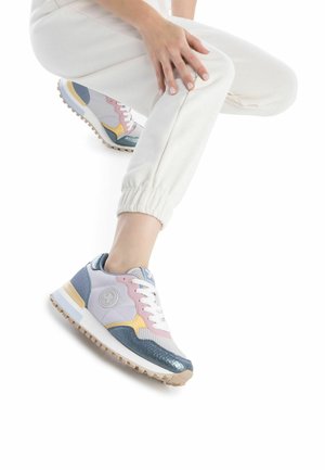 Zapatillas que combinan materiales en tonos pastel de rosa, amarillo, azul y blanco, con una puntera texturizada y una suela de color claro.