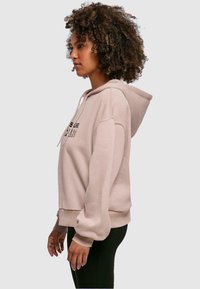 Merchcode SPRING FEELS LIKE  - Jersey con capucha - duskrose