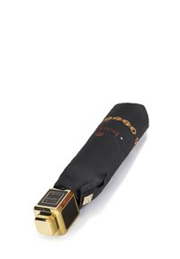 Zwarte paraplu met gouden accenten, voorzien van een decoratief kettingpatroon en logo. De handgreep is vierkant met een glanzende afwerking.