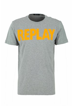 T-shirt gris à manches courtes et col rond avec un grand texte orange vif "REPLAY" sur la poitrine.