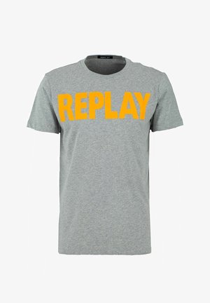 T-shirt gris à manches courtes et col rond avec un grand texte orange vif "REPLAY" sur la poitrine.