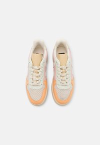 Tenisice s kombinacijom mekih pastelnih boja: ružičaste, narančaste, mentol zelene i bež. Izrađene od kože s perforiranim detaljima i vezicama.