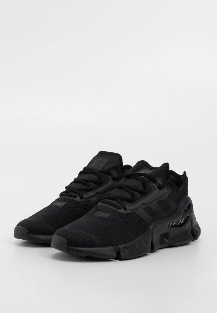 Zwarte sportieve schoenen met een bovenwerk van mesh, een dikke rubberen zool, veters en drie-strepaccenten aan de zijkanten. Gezoomde body, minimalistisch ontwerp.