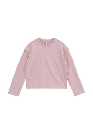 Langærmet lyserød cropped sweatshirt med rund halsudskæring og lagdelt skulderdetalje, vist på hvid baggrund.