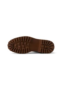 Suela de bota de goma marrón con profundos surcos y patrones elevados para tracción. Presenta una forma suave y curvada y una construcción sólida.