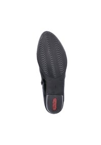 Suola nera di scarpa, gomma testurizzata con motivo ondulato. Presenta il logo rosso "rieker" e un indicatore di taglia. Design solido, profilo piatto, uso versatile.