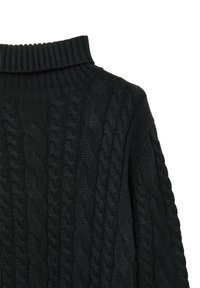 Pullover oversize di colore verde scuro, lavorato a maglia, con un alto colletto a coste e un motivo a trecce testurizzato su tutta la superficie.
