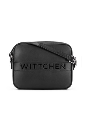 Bolso bandolera rectangular de cuero negro con correa ajustable, con el nombre de la marca "WITTCHEN" estampado en la parte frontal.