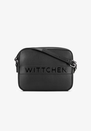 Bolso bandolera rectangular de cuero negro con correa ajustable, con el nombre de la marca "WITTCHEN" estampado en la parte frontal.