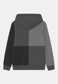 Hoodie met een patchworkontwerp in tinten grijs en zwart, met een zachte stoftextuur en geribbelde mouwen en onderkant.