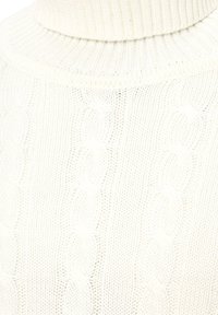 Maglione bianco a collo alto lavorato a maglia con colletto a coste e motivo a trecce, che presenta un design testurizzato e accogliente.