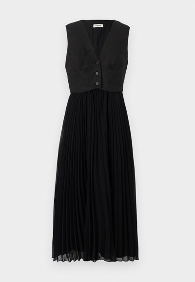 Robe noire plissée avec un corsage ajusté de style gilet, dotée d'un décolleté en V et de trois boutons sur le devant, fabriquée en tissu léger.