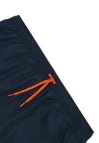 Pantaloni da bagno blu scuro con cintura elastica e cordino arancione a contrasto. Tessuto leggero con texture liscia.