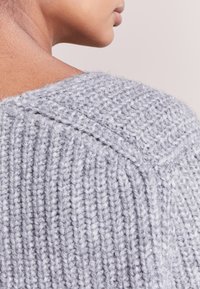 CLOSED Sweter