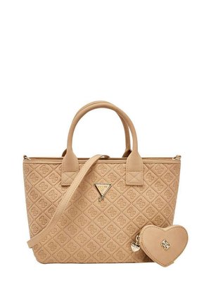 Sac cabas matelassé beige avec logo à motif, double anses, bandoulière et porte-monnaie assorti en forme de cœur avec breloque logo.