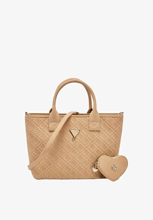 Beige quiltet tote-taske med mønstret logo, dobbelthåndtag, skulderrem og matchende hjerteformet møntpung med logohængsmykke.