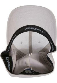 Șapcă de baseball gri cu o margine rigidă, bandă interioară neagră cu marca FLEXFIT și găuri de ventilație cusute. Căptușeală interioară din țesătură moale.