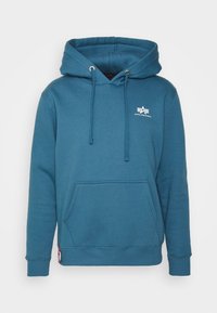 Felpa con cappuccio blu con tasca a marsupio frontale, cappuccio regolabile con coulisse e piccolo logo Alpha Industries bianco sul petto sinistro.