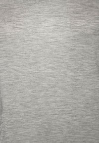 T-shirt in cotone grigio chiaro con scollo rotondo e una texture morbida e liscia. Il tessuto presenta una leggera fantasia melange.