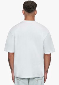 Hvid kortærmet T-shirt, lavet af bomuldsstof, med en afslappet pasform, rund halsudskæring og glat tekstur. Ingen synlige logoer eller mønstre.