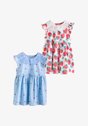 To kjoler: den ene i blå gingham med røde jordbær, den anden hvid med røde jordbær og blomster. Begge har flæseærmer og øjeletkraver.