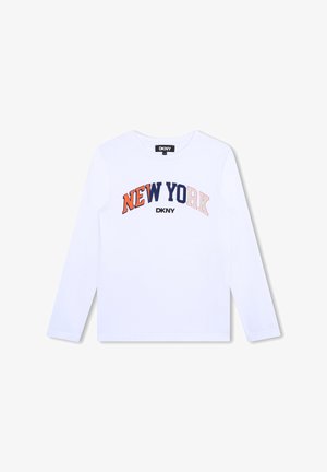 Wit t-shirt met lange mouwen, waarop "NEW YORK" in marineblauw en oranje over de borst is gedrukt. Gemaakt van lichtgewicht katoen.