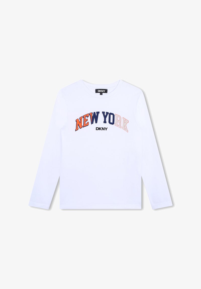 Wit t-shirt met lange mouwen, waarop "NEW YORK" in marineblauw en oranje over de borst is gedrukt. Gemaakt van lichtgewicht katoen.