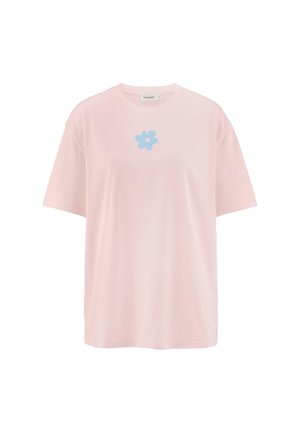 Rosa Baumwoll-T-Shirt mit kurzen Ärmeln und rundem Ausschnitt. Mit einem hellblauen Blumenmotiv auf der Vorderseite. Weiche Textur, lockerer Sitz.