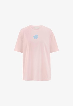 Roze katoenen t-shirt met korte mouwen en een ronde hals. Bevat een lichtblauw bloemenmotief op de voorkant. Zachte textuur, relaxte pasvorm.