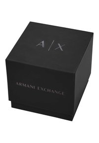 Scatola quadrata nera con finitura opaca. La parte anteriore mostra il logo "A/X" in argento e il testo "ARMANI EXCHANGE". Design pulito, senza ulteriori motivi o accenti.