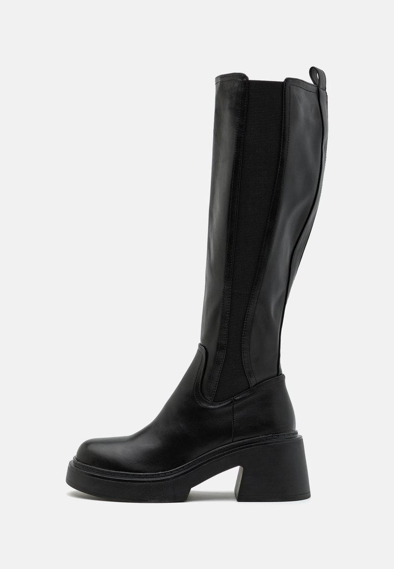 Botas pretas até ao joelho com acabamento em couro liso, painéis laterais elásticos e um salto grosso e estratificado. Design minimalista sem padrões.