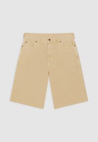 Beżowe szorty dżinsowe o prostym kroju, z pięcioma kieszeniami, zapięciem na górny guzik i kontrastującymi przeszyciami. Gładka faktura.