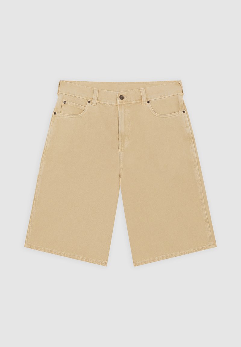 Pantalones cortos de mezclilla beige con corte recto, cinco bolsillos, cierre con botón superior y detalles de costura en contraste. Textura suave.