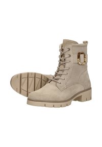 Beige suède veterschoenen tot de enkel met stevige zolen en een decoratieve schildpadprint gesp aan de zijkant.